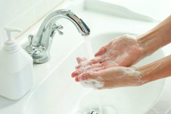 Rửa tay bằng nước sạch và xà phòng là một trong những biện pháp ngăn chặn lây lan COVID-19.