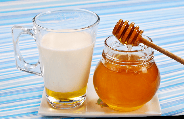 Sữa uống cùng mật ong có tác dụng rất tốt với sức khỏe.