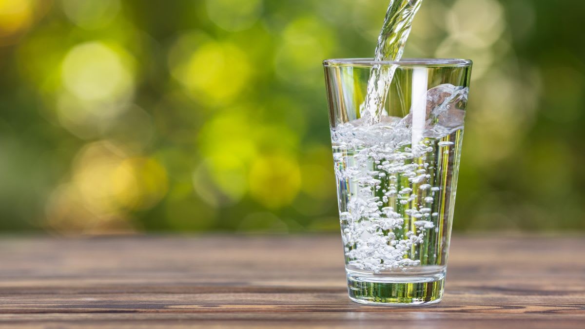 Bổ sung nước thường xuyên: Với người trưởng thành, cần bổ sung từ 1,6 – 2,4 lít nước/người/ngày (tương đương 8 – 12 ly thủy tinh).